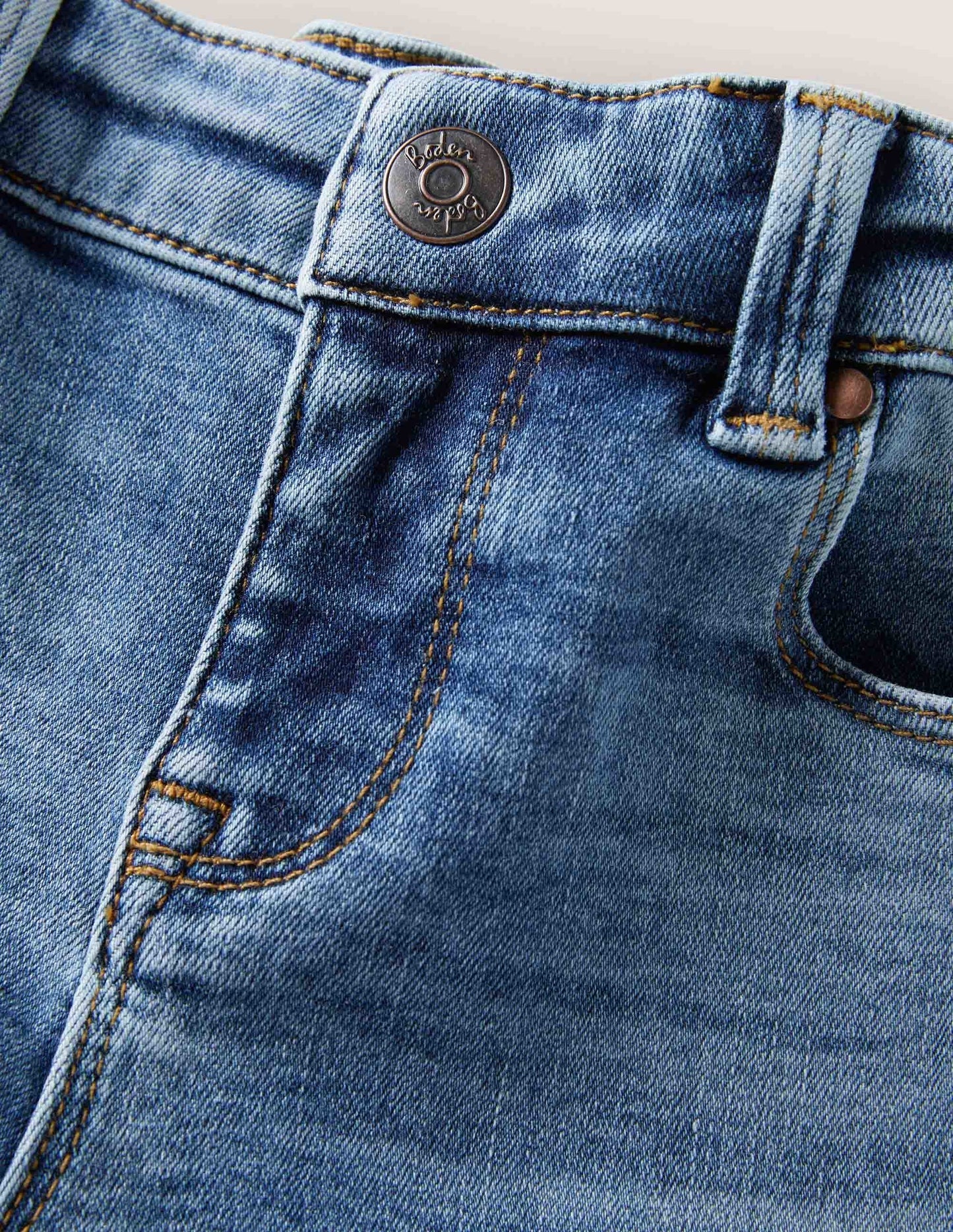 Boden Adventure - Flex Slim - Fit Jeans - Light Vintage Denim