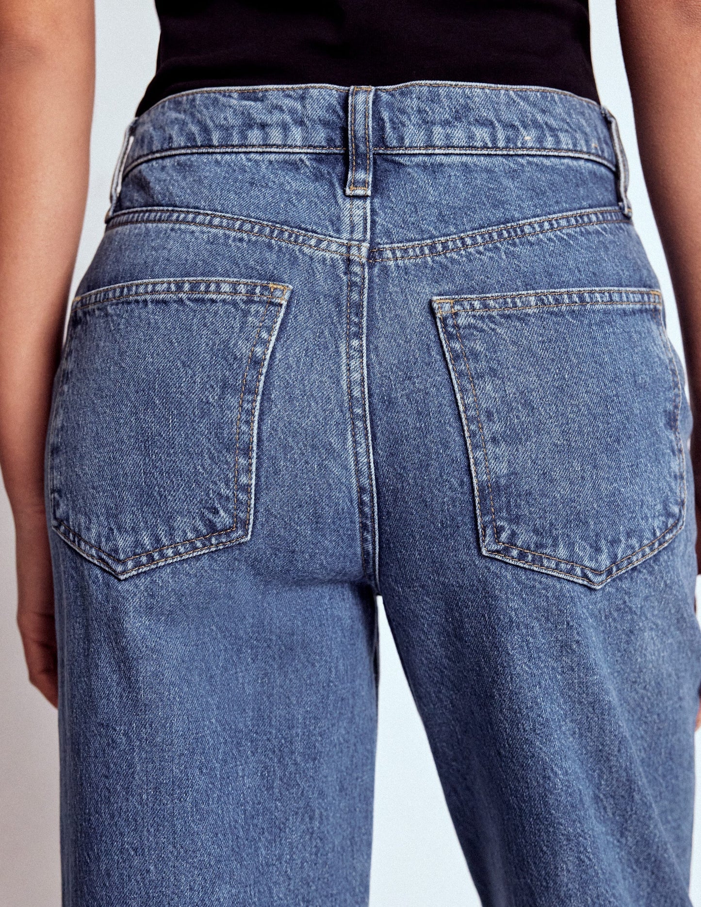 Boden Mid Rise Relaxed Jeans - Mid Vintage