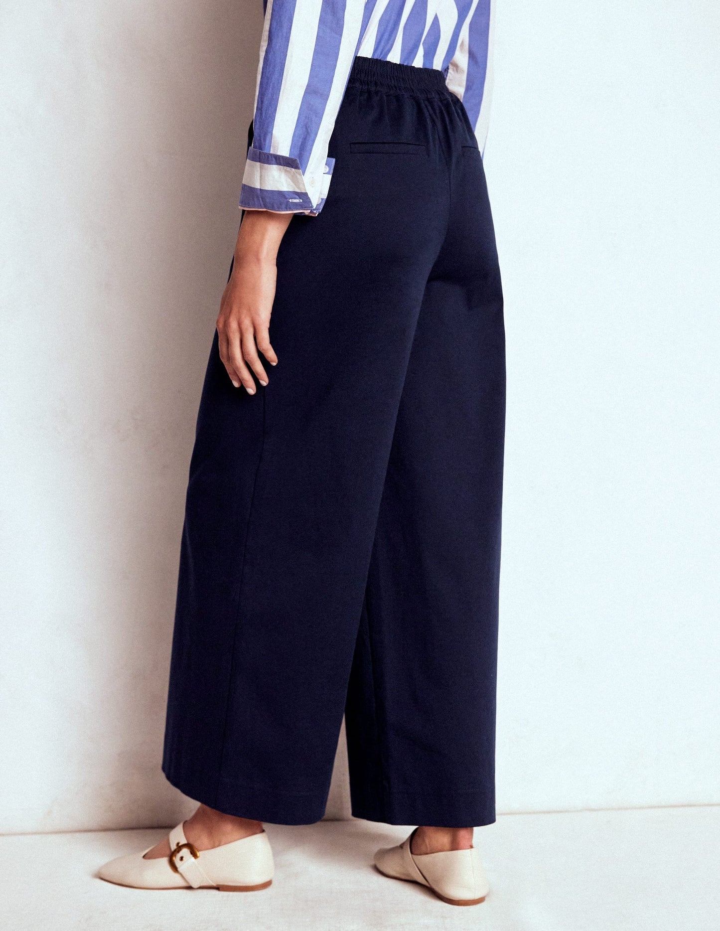 Boden Pull - on Cropped Pants - Navy