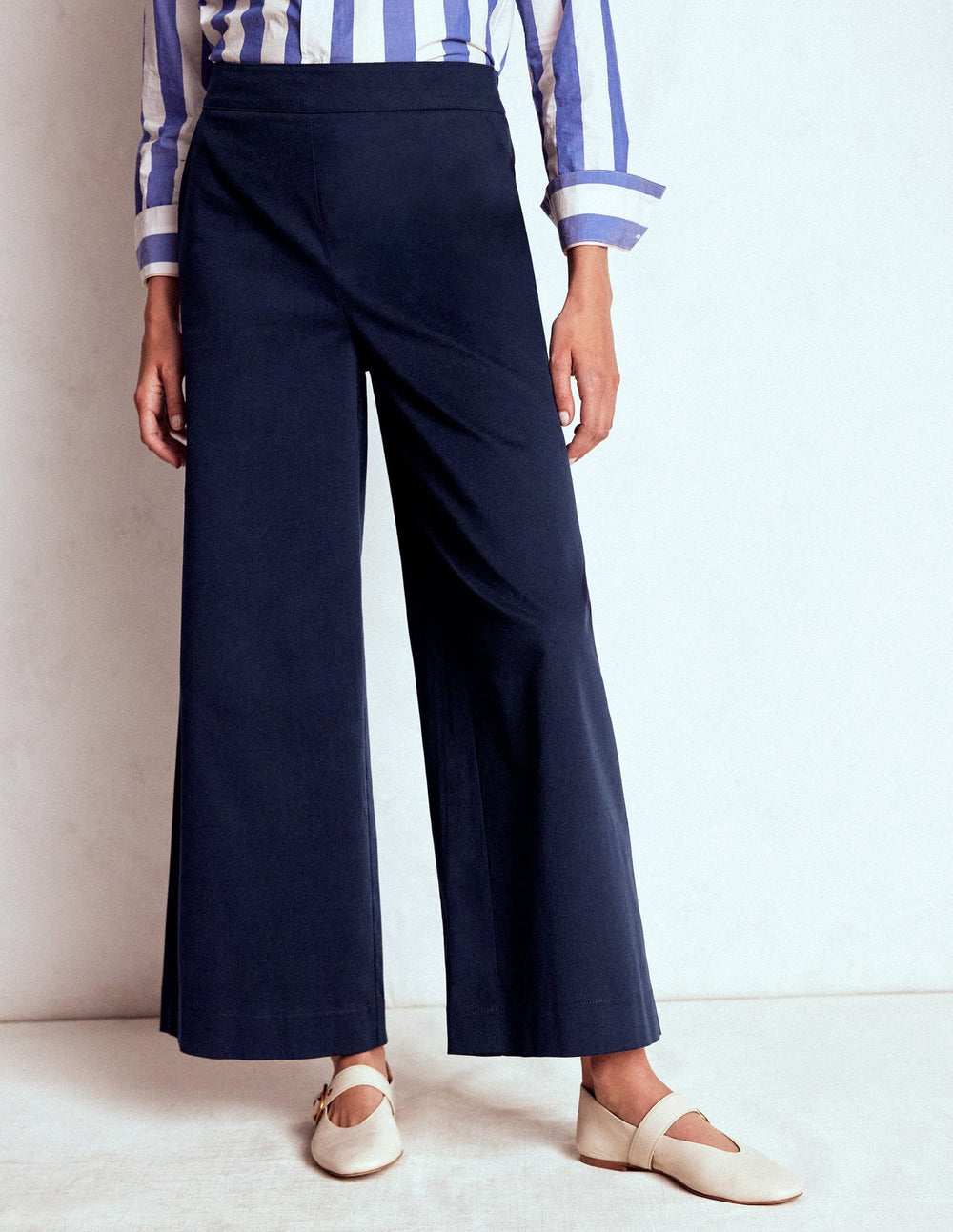 Boden Pull - on Cropped Pants - Navy